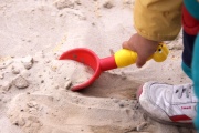 Crianças com areia pá
